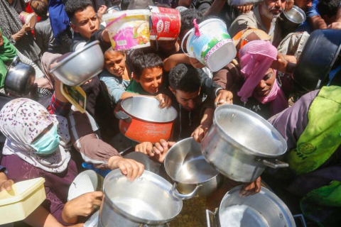 UNRWA People clamour for food in Gaza