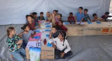 Gaza:  Crianças estudam em escola improvisada pela UNICEF