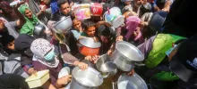 UNRWA People clamour for food in Gaza