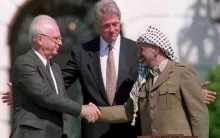 Yitzhak Rabin, Bill Clinton e Yasser Arafat na assinatura do Acordo de Oslo (1973)