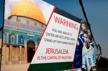 Cartaz na cidade de Hebron, na Cisjordânia ocupada, apelando a Messi para não participar no jogo amigável Argentina-Israel de preparação para o Mundial