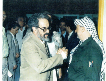 Silas Cerqueira com Yasser Arafat na Conferência  Mundial de Solidariedade com o Povo Árabe e a sua Causa Central: a Palestina, Lisboa, 2 a 6 de Novembro de 1979 