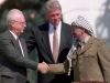 Yitzhak Rabin, Bill Clinton e Yasser Arafat na assinatura do Acordo de Oslo (1973)